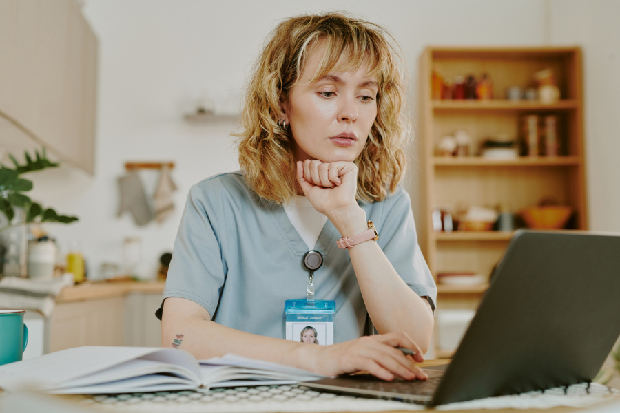 what does an oncology data specialist do